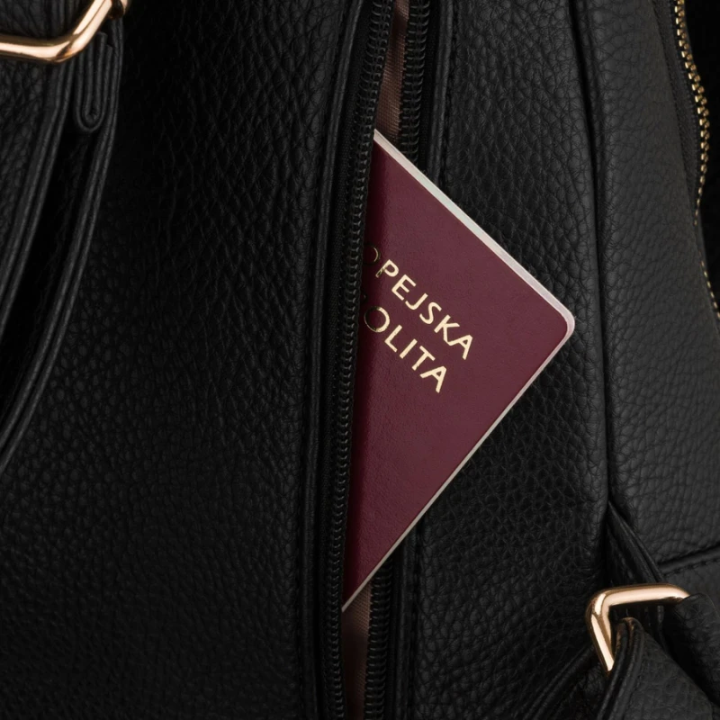 Mały czarny plecak damski ze skóry ekologicznej miejski modny z klapką - Peterson