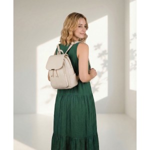 Mały plecak damski ze skóry ekologicznej beżowy miejski z klapką - Peterson