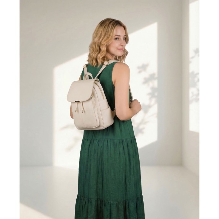 Mały plecak damski ze skóry ekologicznej beżowy miejski z klapką - Peterson
