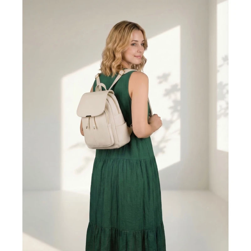 Mały plecak damski ze skóry ekologicznej beżowy miejski z klapką - Peterson