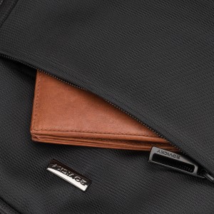 Pojemny plecak podróżny do samolotu wykonany z poliestru w czarnym kolorze - Rovicky