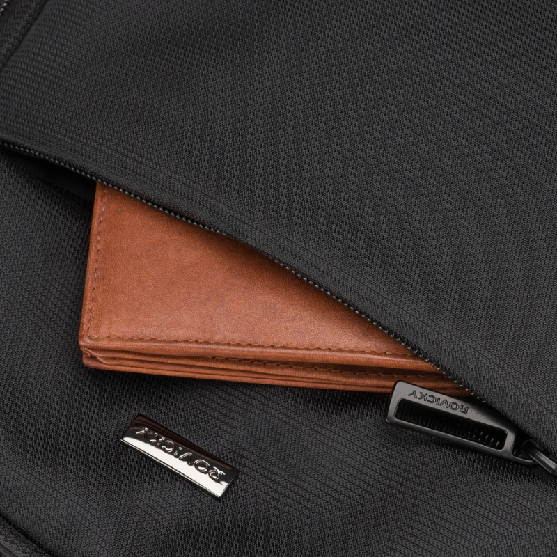 Pojemny plecak podróżny do samolotu wykonany z poliestru w czarnym kolorze - Rovicky