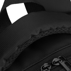 Pojemny plecak podróżny do samolotu wykonany z poliestru w czarnym kolorze - Rovicky