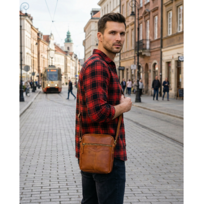 Brązowa mała listonoszka męska ze skóry naturalnej saszetka miejska na ramię - Peterson