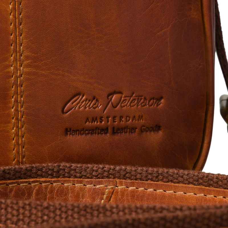 Brązowa mała listonoszka męska ze skóry naturalnej saszetka miejska na ramię - Peterson