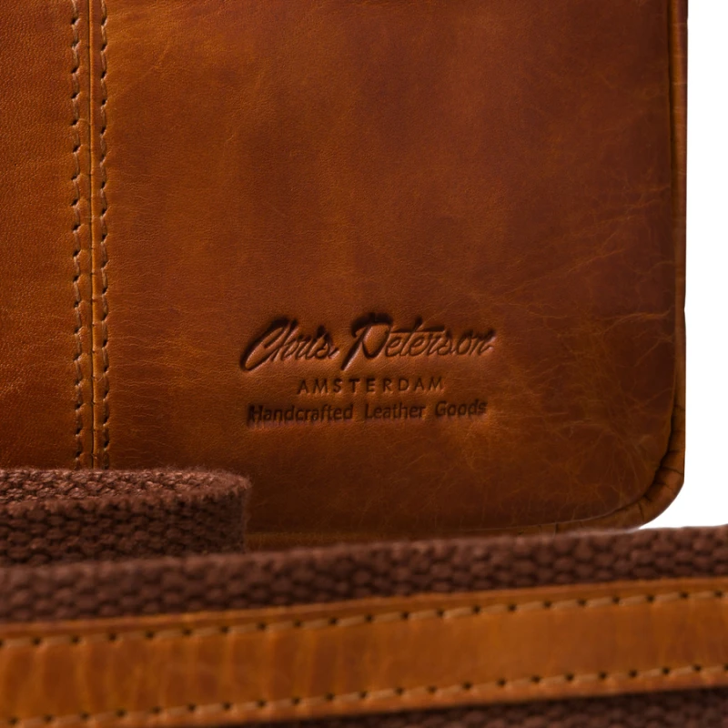 Listonoszka męska ze skóry naturalnej brązowa mała saszetka na ramię - Peterson