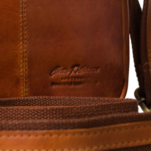 Listonoszka męska mała ze skóry naturalnej brązowa saszetka na ramię miejska modna na suwak - Peterson