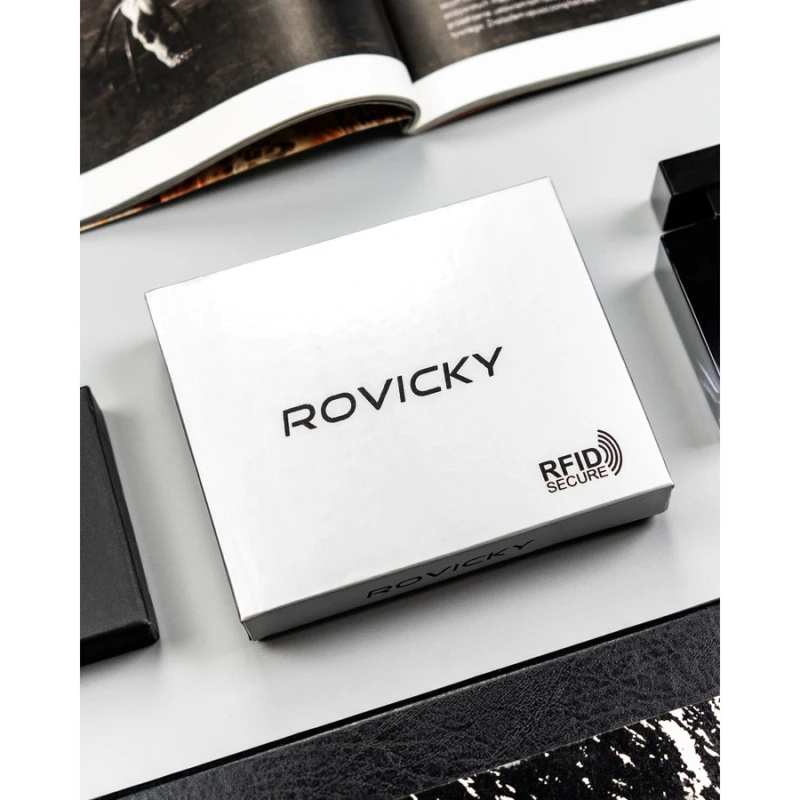 Mały, skórzany portfel damski w czarnym kolorze zamykany zatrzaskiem - Rovicky