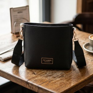 Czarna listonoszka Peterson crossbody z regulowanym paskiem