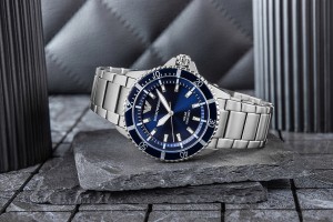 Emporio Armani AR11697 – Fluorescencyjne Wskazówki i Indeksy
