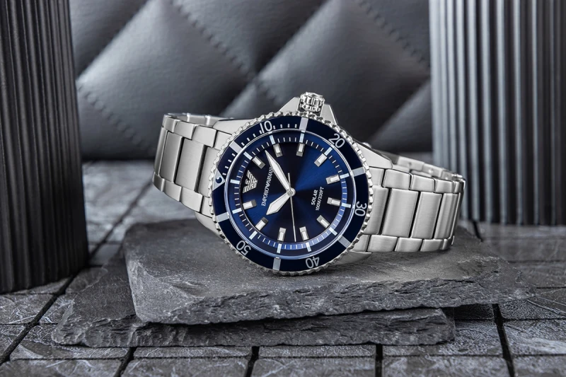 Emporio Armani AR11697 – Fluorescencyjne Wskazówki i Indeksy