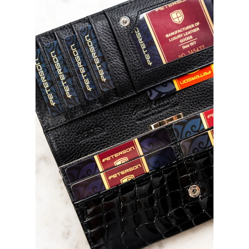 Czarny portfel damski z lakierowanej skóry naturalnej, wyposażony w system RFID - Peterson