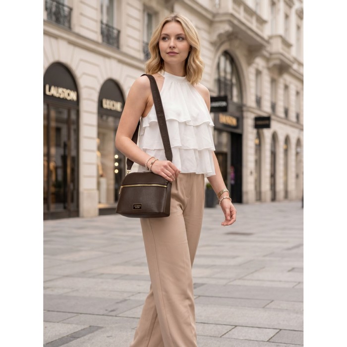 Brązowa, miejska listonoszka damska wykonana ze skóry ekologicznej, zamykana na suwak i magnes - Peterson
