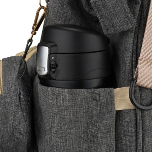 Pojemny plecak dla mamy wykonany z poliestru w ciemnoszarym kolorze, wyposażony w port USB - Peterson