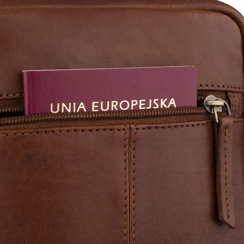 Miejska, brązowa listonoszka męska ze skóry naturalnej zawieszona na regulowanym pasku - Peterson