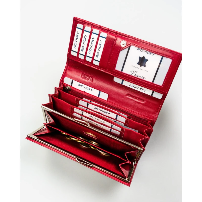 Różowy portfel damski ze skóry naturalnej wyposażony w system RFID, zamykany zatrzaskiem - Rovicky