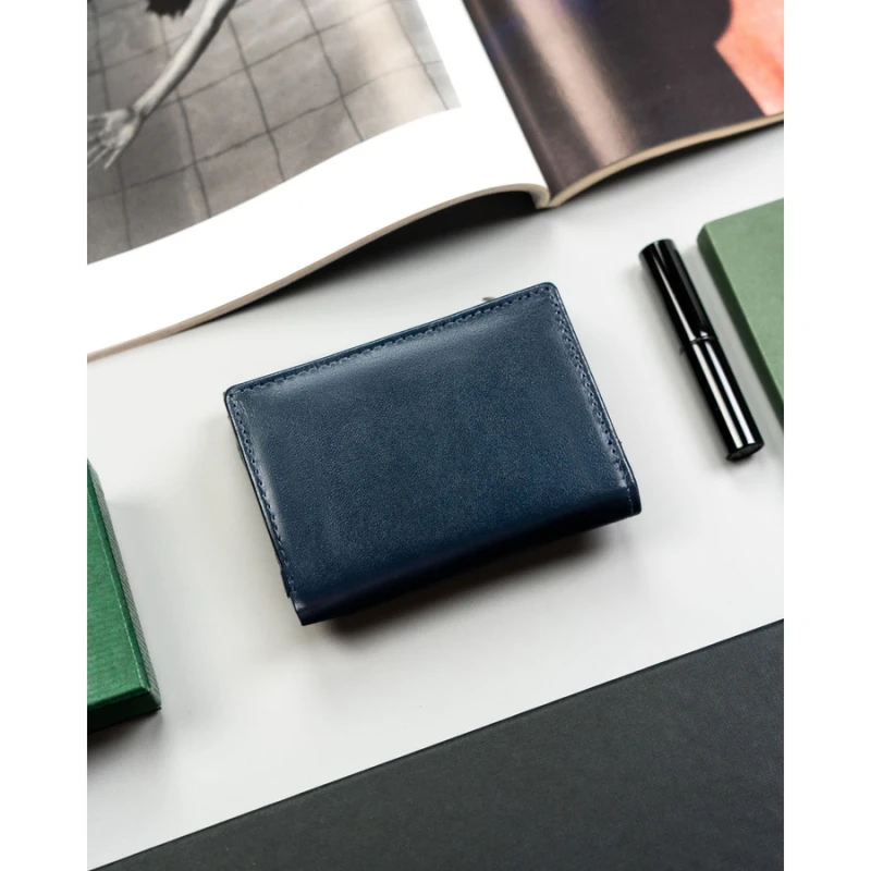 Mały portfel damski ze skóry naturalnej w granatowym kolorze, wyposażony w system RFID - Rovicky