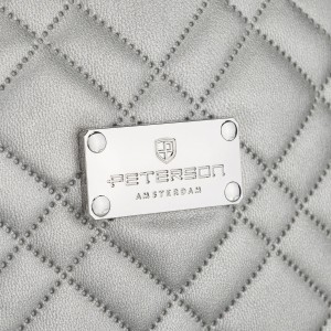 Srebrna kosmetyczka z materiału syntetycznego zamykana suwakiem - Peterson