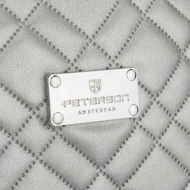 Srebrna kosmetyczka z materiału syntetycznego zamykana suwakiem - Peterson