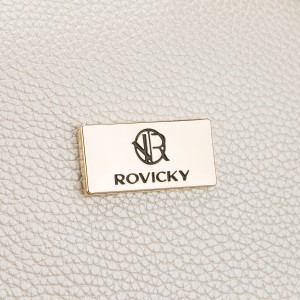 Beżowa kosmetyczka ze skóry ekologicznej, jednokomorowa i zamykana suwakiem - Rovicky