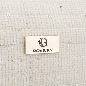 Pojemna kosmetyczka damska wykonana z materiału syntetycznego w beżowym kolorze, zamykana suwakiem - Rovicky