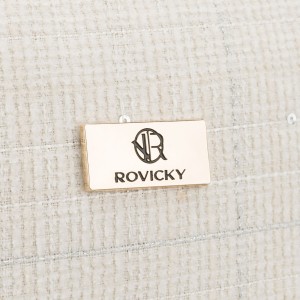 Beżowa kosmetyczka damska wykonana z materiału syntetycznego z ozdobnymi cekinami - Rovicky