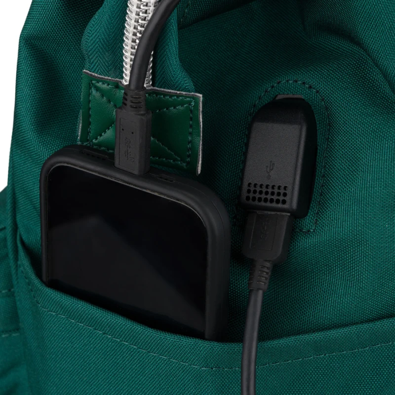 Zielony plecak damski z poliestru z miejscem na laptopa i portem USB - Peterson