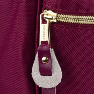 Jednokomorowy plecak damski z poliestru w burgundowym kolorze, wyposażony w port USB - Peterson