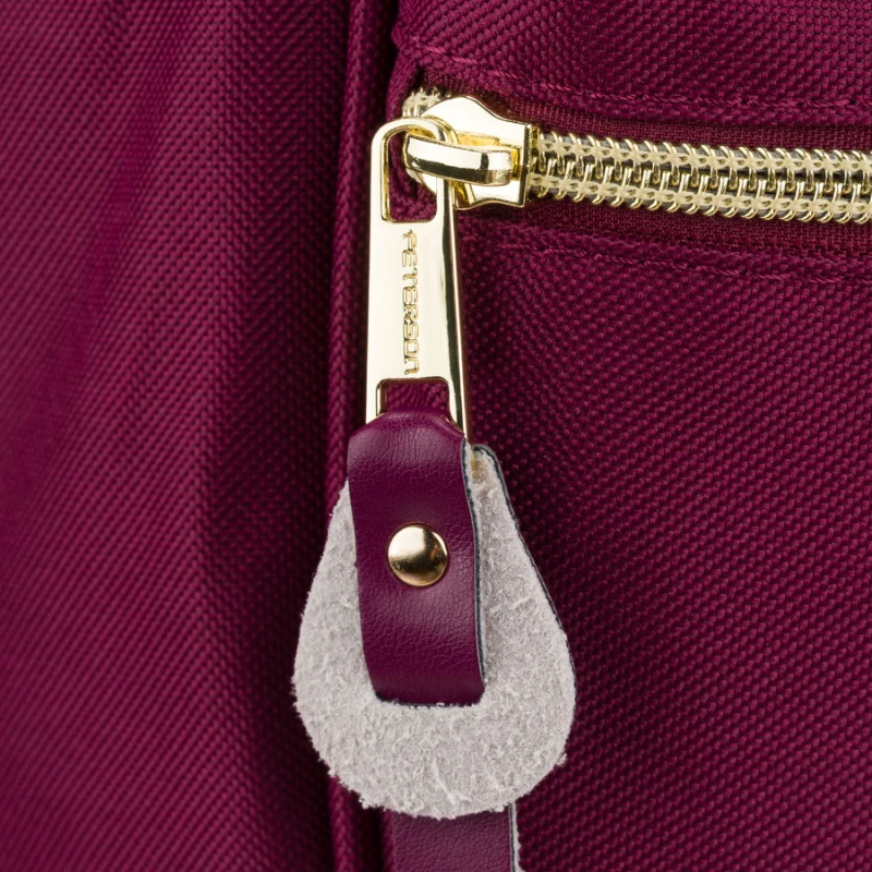 Jednokomorowy plecak damski z poliestru w burgundowym kolorze, wyposażony w port USB - Peterson