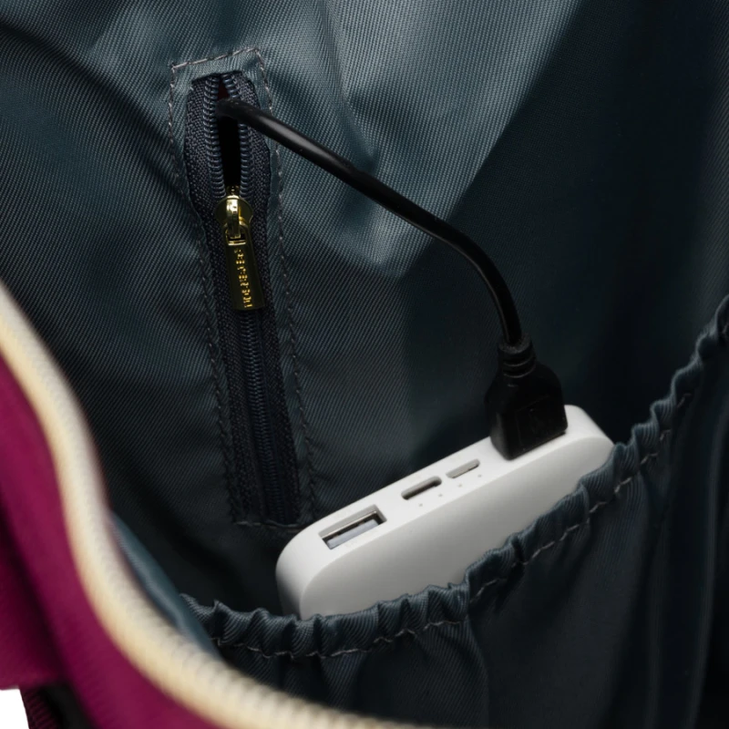 Jednokomorowy plecak damski z poliestru w burgundowym kolorze, wyposażony w port USB - Peterson