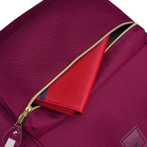 Jednokomorowy plecak damski z poliestru w burgundowym kolorze, wyposażony w port USB - Peterson