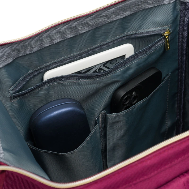 Jednokomorowy plecak damski z poliestru w burgundowym kolorze, wyposażony w port USB - Peterson