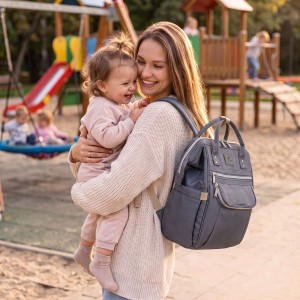 Szary plecak mommy-bag wykonany z poliestru, dwukomorowy i zamykany suwakiem - Peterson