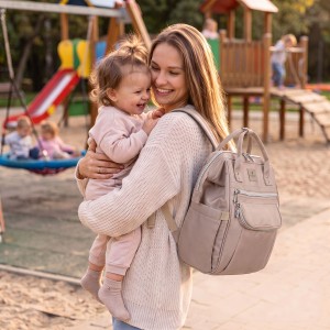 Beżowy plecak mommy-bag wykonany z poliestru, dwukomorowy i zamykany suwakiem - Peterson