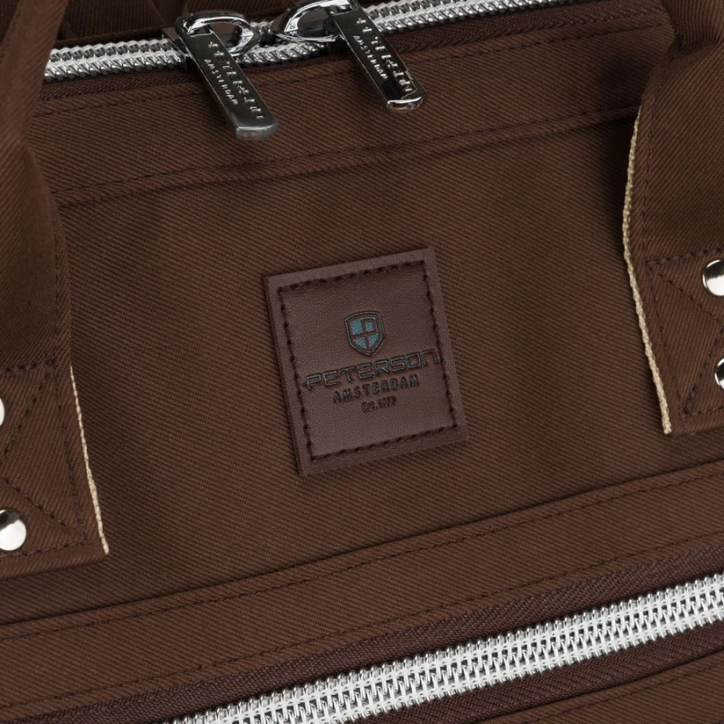 Brązowy plecak mommy-bag wykonany z poliestru, dwukomorowy i zamykany suwakiem - Peterson