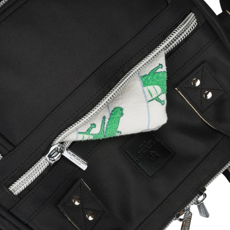 Plecak typu mommy-bag wykonany z poliestru w czarnym kolorze, dwukomorowy i zamykany suwakiem - Peterson