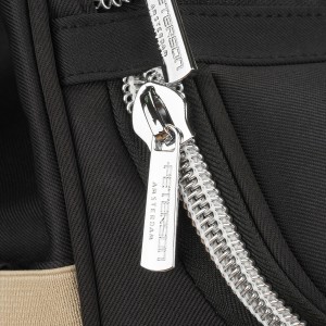 Plecak typu mommy-bag wykonany z poliestru w czarnym kolorze, dwukomorowy i zamykany suwakiem - Peterson