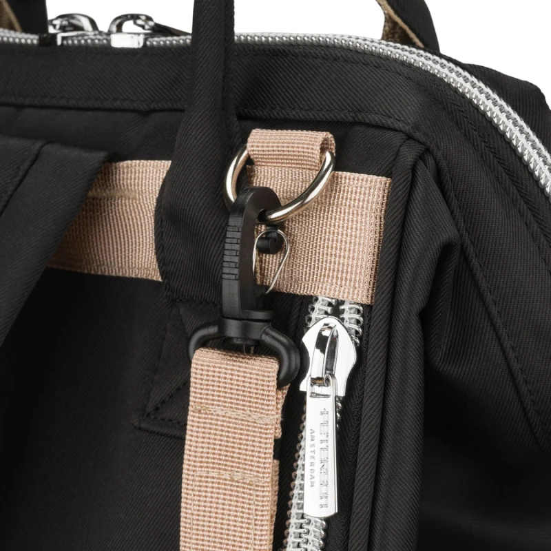 Plecak typu mommy-bag wykonany z poliestru w czarnym kolorze, dwukomorowy i zamykany suwakiem - Peterson