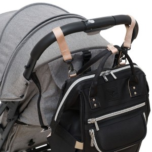 Plecak typu mommy-bag wykonany z poliestru w czarnym kolorze, dwukomorowy i zamykany suwakiem - Peterson