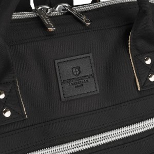Plecak typu mommy-bag wykonany z poliestru w czarnym kolorze, dwukomorowy i zamykany suwakiem - Peterson