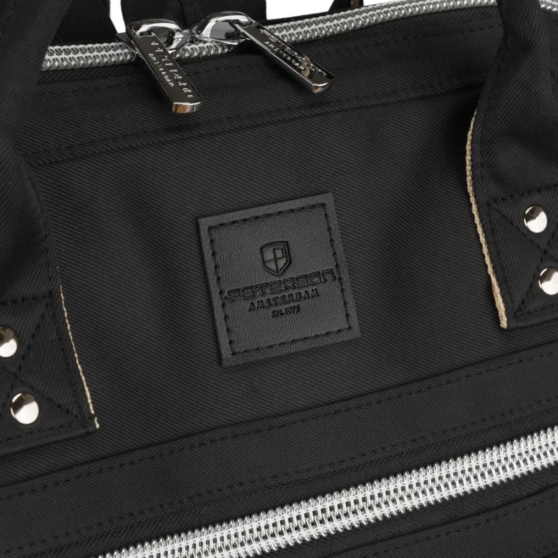Plecak typu mommy-bag wykonany z poliestru w czarnym kolorze, dwukomorowy i zamykany suwakiem - Peterson